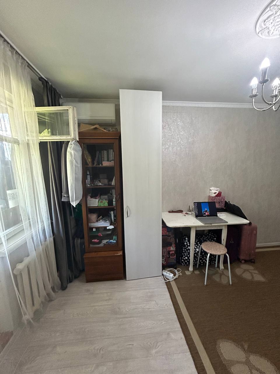 ТЕЗ АРАДА 2 БӨЛМЕЛІ КВАРТИРАҒА 1 ҚЫЗ КЕРЕК