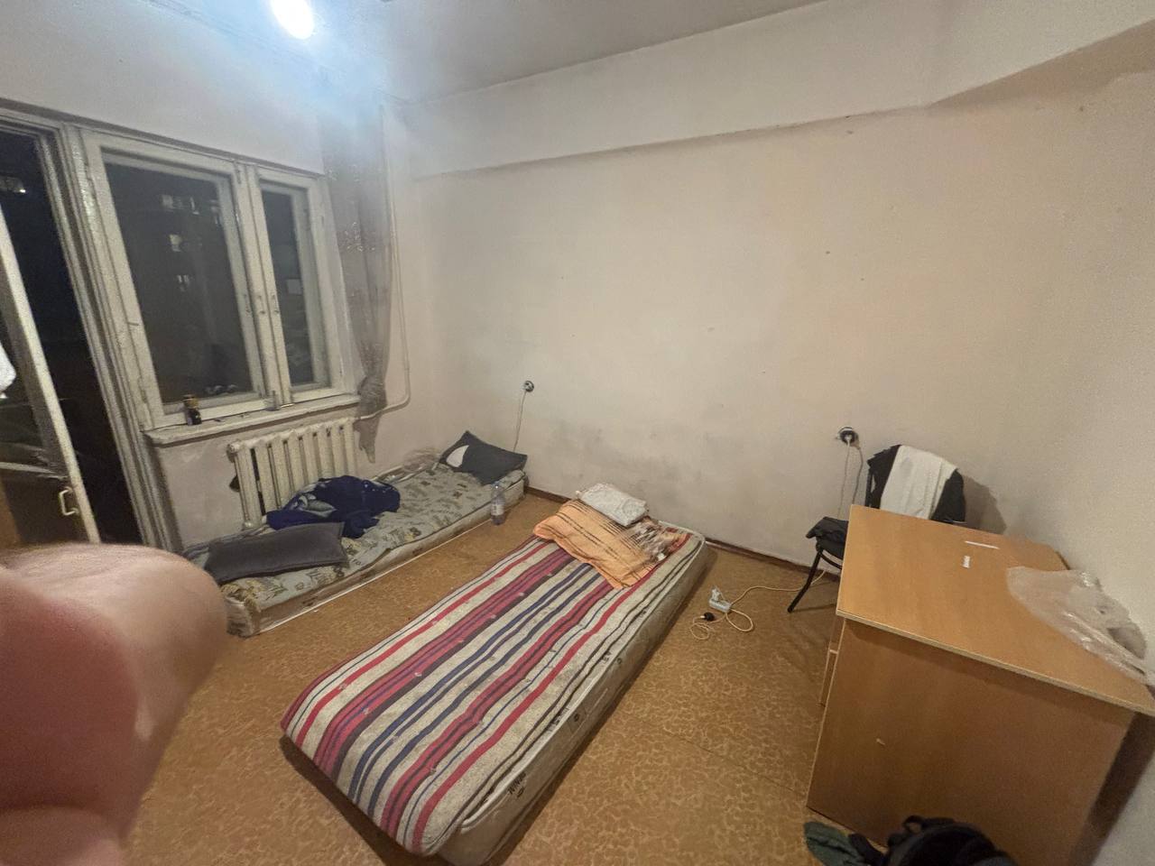 3 комнаталық уйдің бір бөлмесіне 2 адам керек