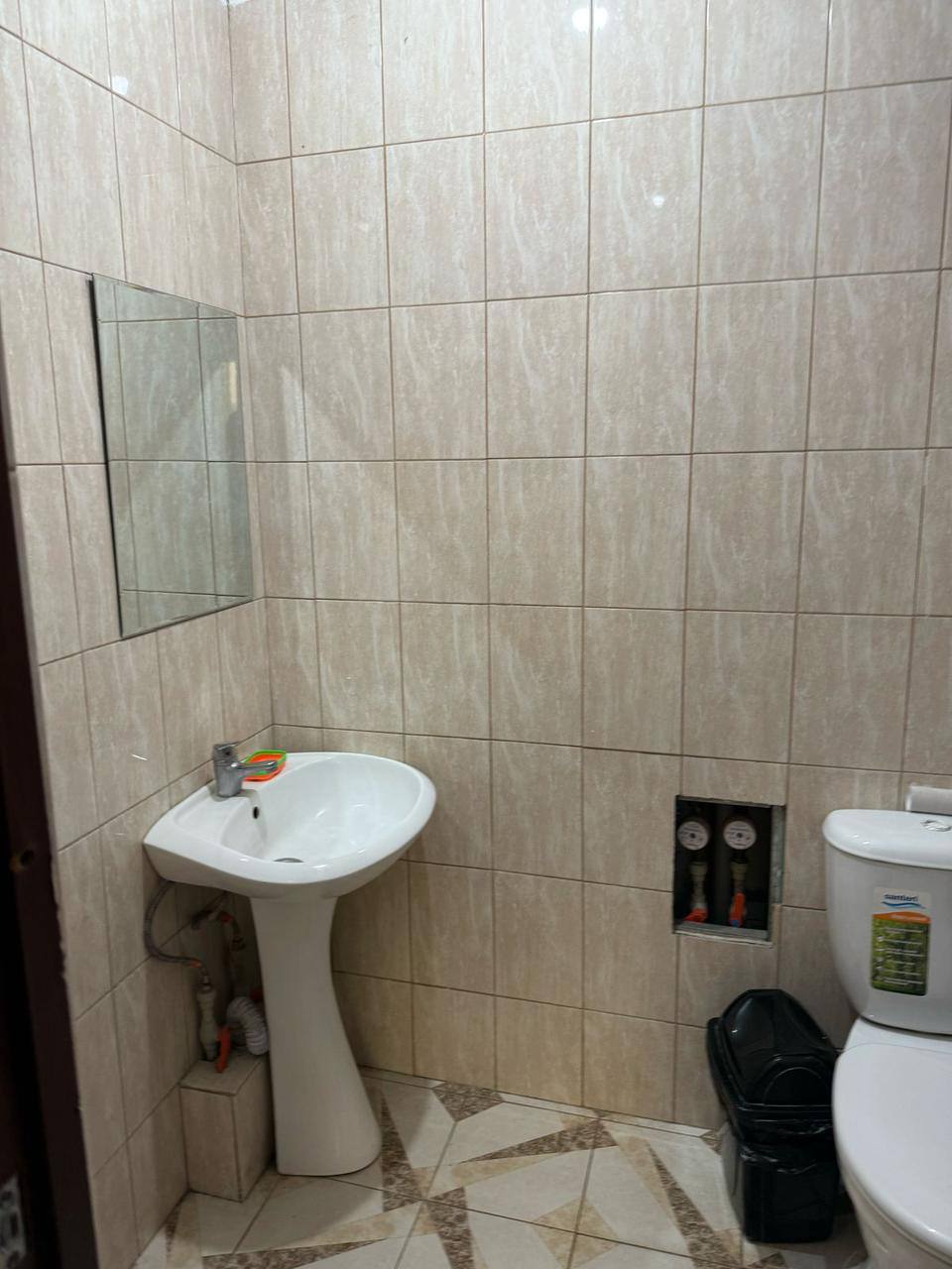 подселениеге 1 кыз керек