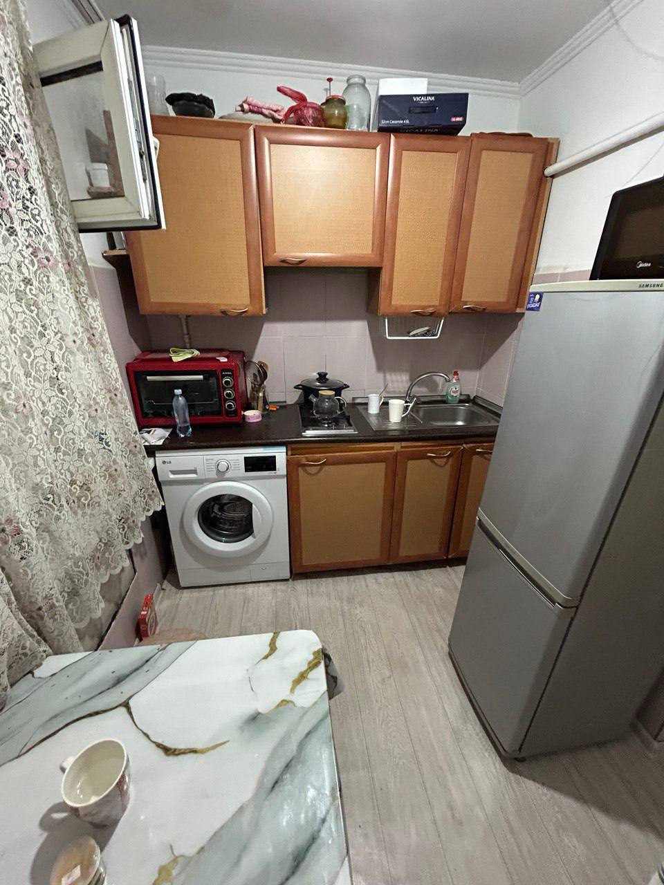 ТЕЗ АРАДА 2 БӨЛМЕЛІ КВАРТИРАҒА 1 ҚЫЗ КЕРЕК