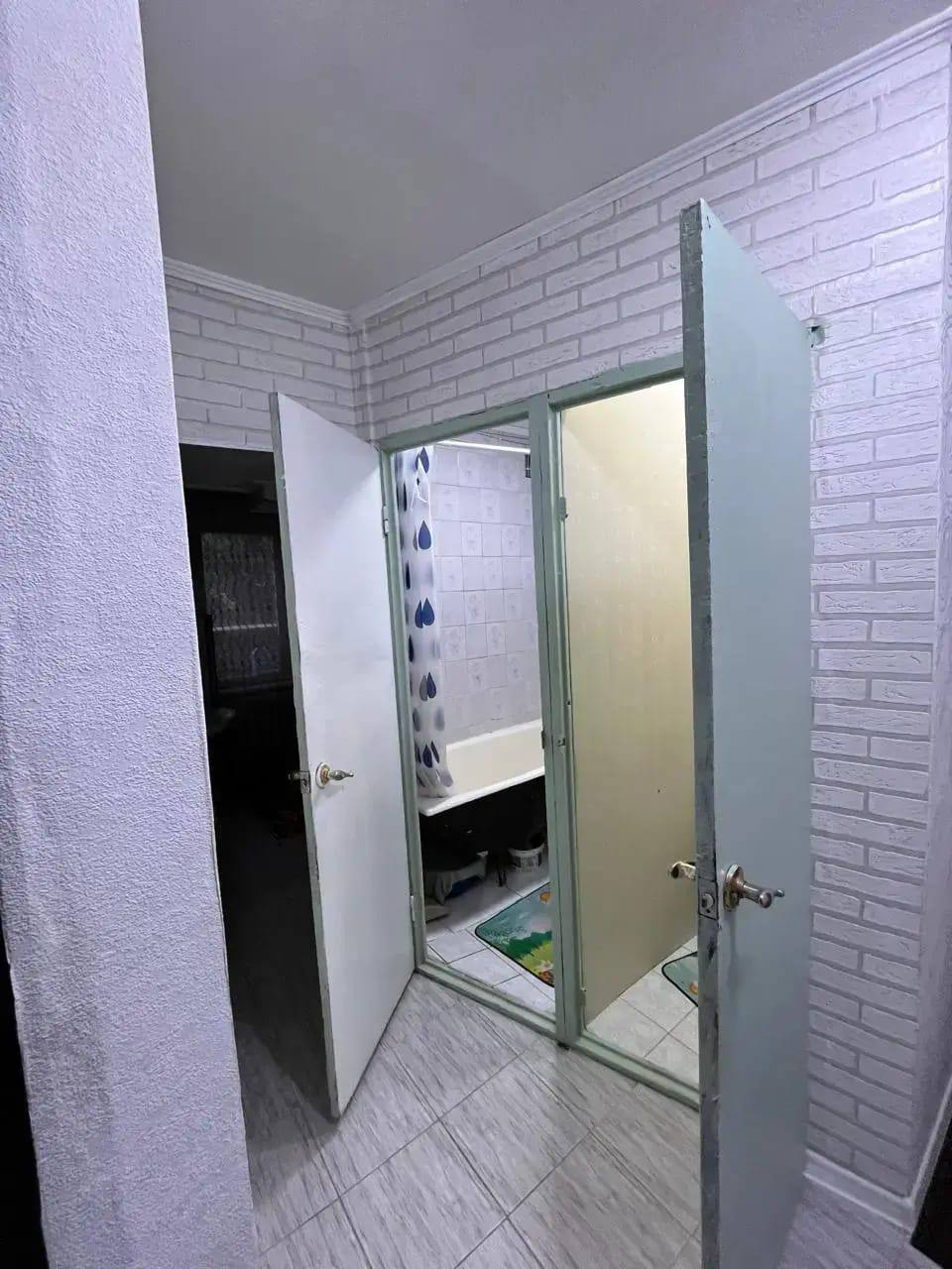 Подселениеге 1 қыз керек