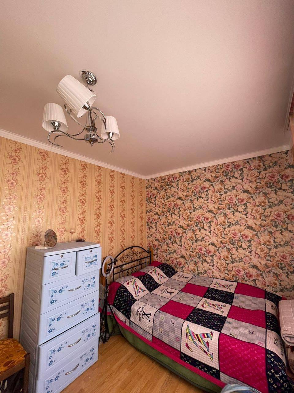 1 қыз керек