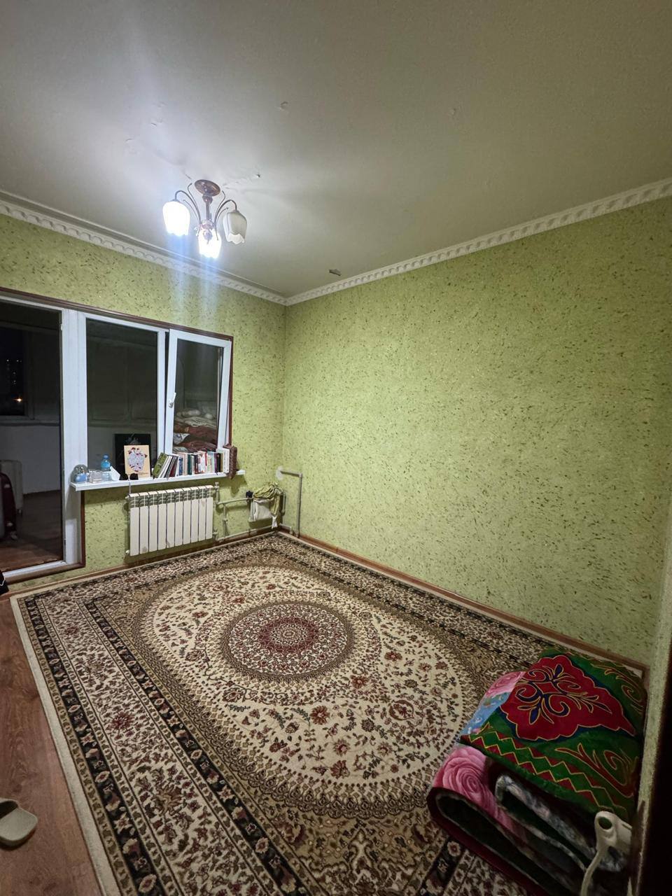 Екі бөлмелі квартираның спальныйына шұғыл осы 2 күнде көшіп келетін қыз керек