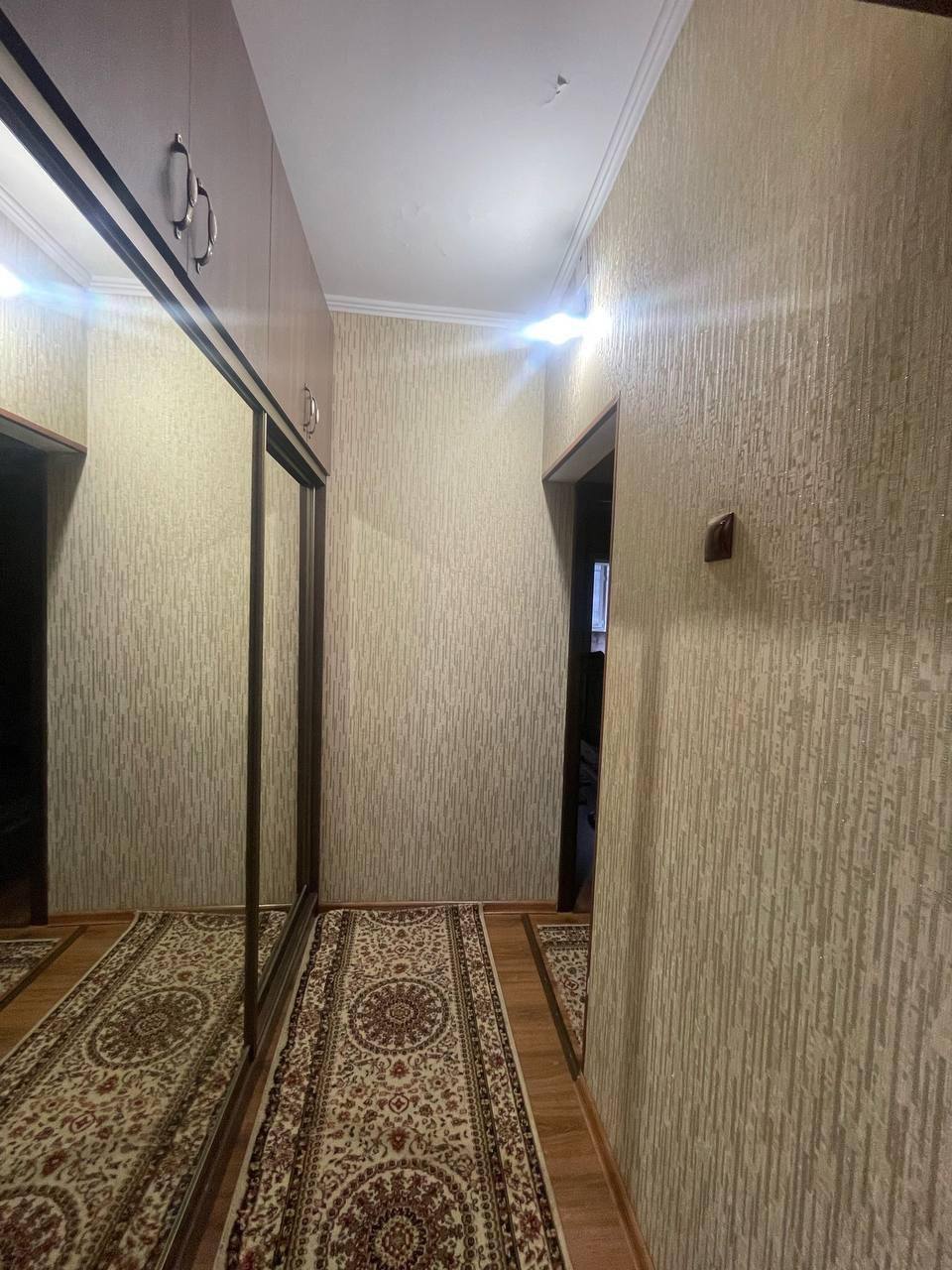 Екі бөлмелі квартираның спальныйына шұғыл осы 2 күнде көшіп келетін қыз керек
